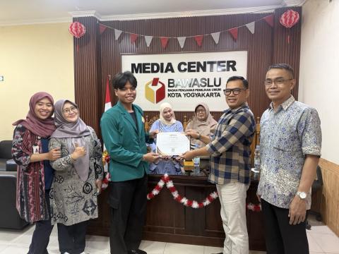 Ketua dan Kepala Sekretariat Bawaslu Kota Yogyakarta menyerahkan sertifikat kepada mahasiswa magang dari UST pada acara pelepasan mahasiswa magang, Kamis (10/9/2026)