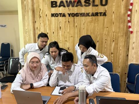 Peserta dibagi menjadi dua kelompok untuk menyusun simulasi empat dan enam dapil