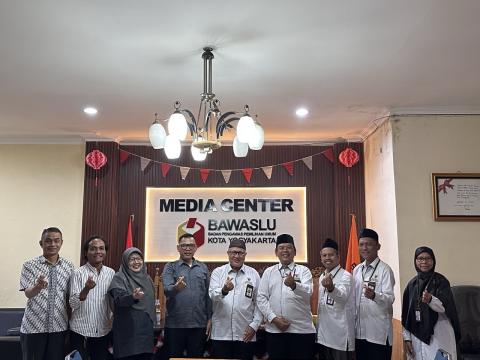 Bawaslu Kota Yogyakarta menjajaki peluang kolaborasi di bidang sosial bersama Badan Amil Zakat Nasional (BAZNAS) Kota Yogyakarta melalui audiensi di kantor Bawaslu Kota Yogyakarta pada Senin (14/9/2026)