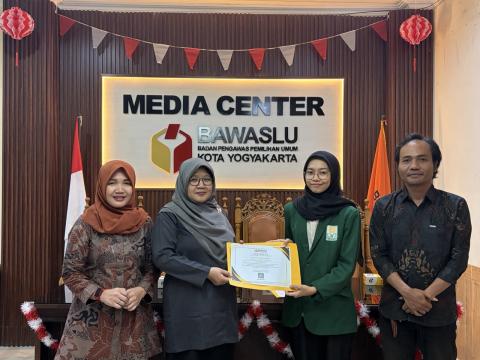 Bawaslu Kota Yogyakarta menyerahkan sertifikat kepada mahasiswa magang dari Fakultas Syari'ah dan Hukum UIN Sunan Kalijaga yang telah menyelesaikan magang selama 1 bulan