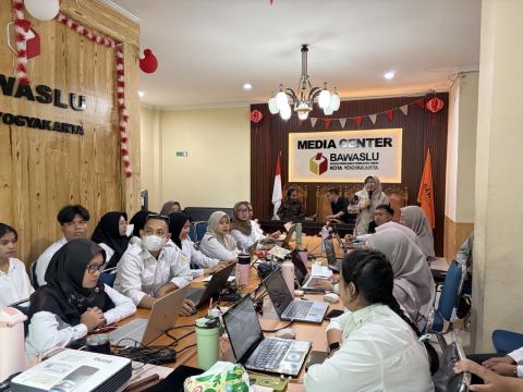 Pelatihan tersebut menjadi bagian dari penguatan kapasitas sekaligus upaya membangun budaya penulisan ilmiah di lingkungan Bawaslu Kota Yogyakarta