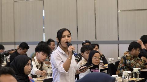 Diskusi juga menyinggung tantangan partisipasi politik anak muda, normalisasi politik uang, serta potensi tekanan terhadap pemilih