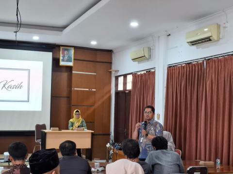 Perwakilan Balai PPA DIY/P2TPAKK Rekso Dyah Utami, Arif, memaparkan prosedur pengelolaan Rumah Perlindungan Sementara (RPS) bagi korban yang berada dalam kondisi terancam