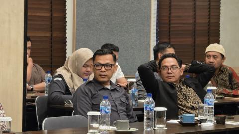 Ketua Bawaslu Kota Yogyakarta, Andie Kartala, menghadiri kegiatan Focus Group Discussion (FGD) bertema “Isu-Isu Strategis Menuju Pemilu yang Berintegritas, Jujur, dan Adil” di Hotel GAIA Cosmo, Yogyakarta, Senin (26/10/2026)