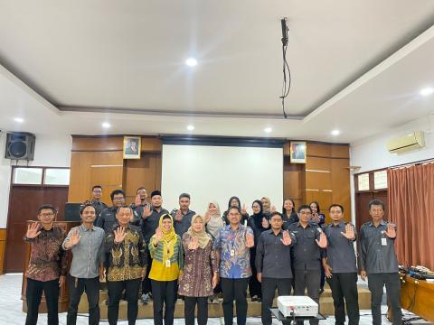 Diskusi juga membahas langkah yang perlu dilakukan Tim Posko PPKS Bawaslu ketika menerima laporan, mulai dari kajian etik awal secara imparsial hingga penerusan atau rujukan aduan kepada lembaga layanan berwenang