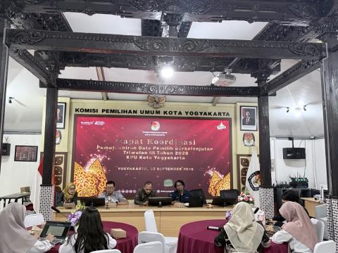 Bawaslu Kota Yogyakarta menyampaikan sejumlah hasil pencermatan lain, di antaranya data pemilih ganda dengan data pemilih luar negeri, pencantuman data disabilitas, serta masukan terhadap pencatatan hasil pleno