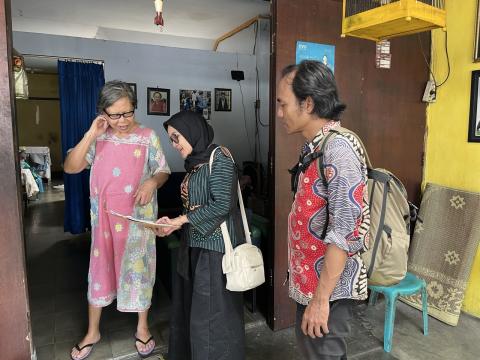 Anggota Bawaslu Kota Yogyakarta, Jantan Putra Bangsa, mengawasi proses coktas ke rumah warga