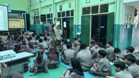 Anggota Bawaslu Kota Yogyakarta, Siti Nurhayati, mengajak siswa mengenal prinsip-prinsip dasar demokrasi serta memahami pentingnya partisipasi, kebebasan menyampaikan pilihan, penghormatan terhadap perbedaan, dan tanggung jawab dalam mengambil keputusan