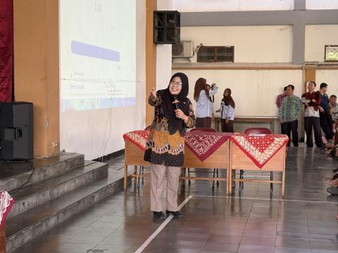 Koordinator Divisi Hukum, Pencegahan, Partisipasi Masyarakat dan Hubungan Masyarakat Bawaslu Kota Yogyakarta, Siti Nurhayati, memberikan sambutan dalam kegiatan Orasi dan Debat Kandidat OSIS/MPK di Aula SMKN 4 Yogyakarta, Jumat (9/10/2026)