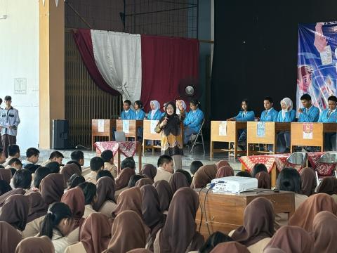 Nurhayati menekankan pentingnya menerapkan asas langsung, umum, bebas, rahasia, jujur, dan adil (Luber Jurdil) dalam Pemilihan OSIS (Pemilos)