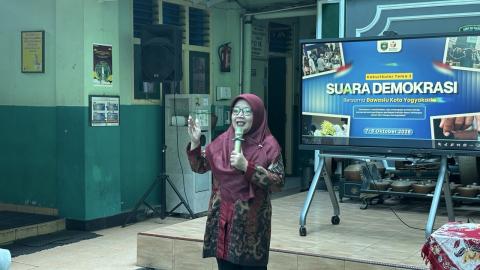 Koordinator Divisi Hukum, Pencegahan, Partisipasi Masyarakat dan Hubungan Masyarakat Bawaslu Kota Yogyakarta, Siti Nurhayati, menjadi narasumber dalam kegiatan kokurikuler "Suara Demokrasi" di SMPN 13 Yogyakarta (8/10/2026)