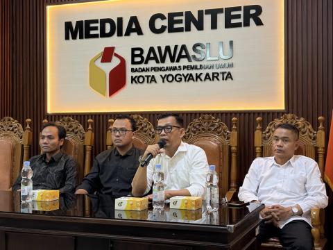 Bawaslu Kota Yogyakarta menerima tiga mahasiswa Program Studi Ilmu Komunikasi Universitas Ahmad Dahlan (UAD) untuk menjalani magang selama kurang lebih dua bulan, Rabu (14/10/2026)