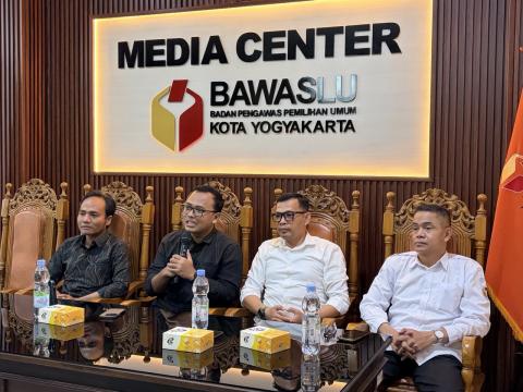 Dosen Pembimbing Magang Program Studi Ilmu Komunikasi UAD, Muhammad Najih Farihanto, menyampaikan bahwa keterlibatan mahasiswa di Bawaslu dapat mempertemukan pembelajaran akademik dengan praktik komunikasi di lembaga publik
