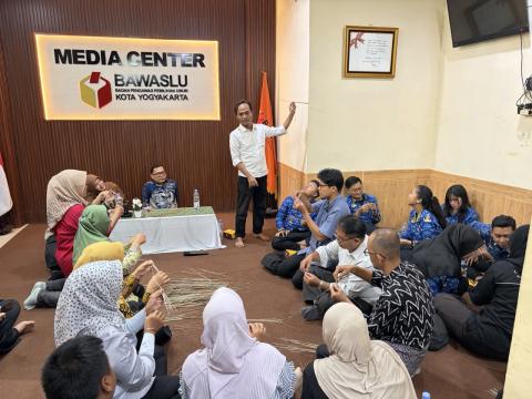Bawaslu Kota Yogyakarta memadukan kearifan budaya lokal dengan pendidikan pengawasan pemilu partisipatif melalui lokakarya (workshop) pembuatan Wayang Suket dalam kegiatan Gelar Pojok Pengawasan dan Literasi Demokrasi (POLIKRASI), Rabu (28/10/2026), di Kantor Bawaslu Kota Yogyakarta