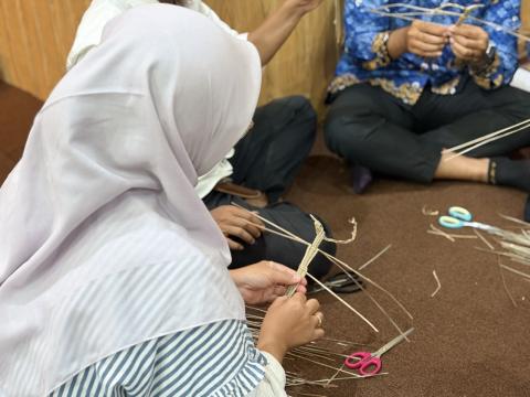 Salah satu agenda utama POLIKRASI adalah lokakarya pembuatan Wayang Suket yang dipandu oleh Jantan Putra Bangsa, Anggota Bawaslu Kota Yogyakarta sekaligus pegiat seni Wayang Suket