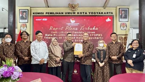 Bawaslu Kota Yogyakarta menerima berita acara dan Keputusan KPU Kota Yogyakarta terkait hasil Rekapitulasi PDPB Triwulan III Tahun 2026