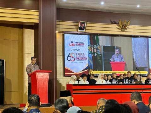 Dalam laporan tahunannya, Rektor Universitas Janabadra menyoroti transformasi digital sebagai perubahan dalam cara berpikir, belajar, bekerja, serta menghadirkan layanan pendidikan yang lebih bermutu