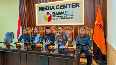 Ketua, Anggota, dan Kepala Sekretariat Bawaslu Kota Yogyakarta menyambut baik kedatangan rombongan Komisi C DPRD Kabupaten Kebumen di Kantor Bawaslu Kota Yogyakarta untuk berbagi pengalaman mengenai pengelolaan dana hibah pengawasan Pilkada, Senin (12/10/2026)