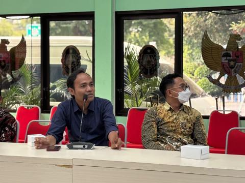 Anggota Bawaslu Kota Yogyakarta, Jantan Putra Bangsa, menekankan perlunya norma yang secara tegas mengatur agar pemasangan APK tidak membahayakan pengguna jalan maupun mengganggu pejalan kaki pada rapat finalisasi Peraturan Wali Kota (Perwal) APK yang digelar Badan Kesatuan Bangsa dan Politik (Kesbangpol) Kota Yogyakarta, Selasa (29/9/2026).