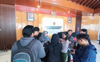 Anggota Bawaslu Kota Yogyakarta Siti Nurhayati memberikan keterangan kepada pers terkait Pilkada 2024