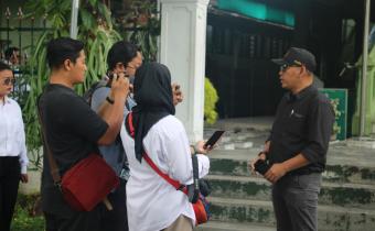 Ketua Bawaslu Kota Yogyakarta Andie Kartala saat diwawancarai oleh media terkait penertiban APK Pemilihan 2024