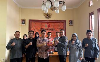 Bawaslu Kota Yogyakarta menyerahkan Buletin Adyaksa kepada Bawaslu DIY