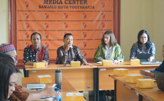 Ketua dan Anggota Bawaslu Kota Yogyakarta bersama perwakilan DFAT dan Bappenas