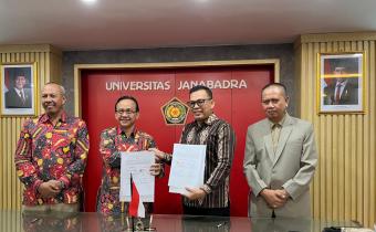 Ketua Bawaslu Kota Yogyakarta dan Dekan Fakultas Hukum Universitas Janabadra menandatangani Perjanjian Kerja Sama