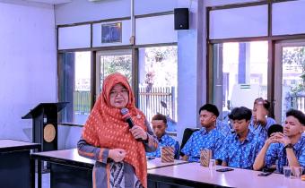 Anggota Bawaslu Kota Yogyakarta Siti Nurhayati menjadi narasumber di SMK PIRI 1 Yogyakarta