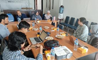 Anggota Bawaslu Kota Yogyakarta, Siti Nurhayati, menerima audiensi dari LKiS