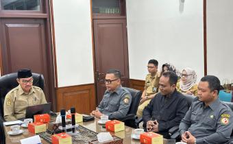 Ketua Bawaslu Kota Yogyakarta menyampaikan maksud dan tujuan audiensi kepada Wali Kota Yogyakarta