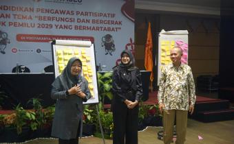 Anggota Bawaslu Kota Yogyakarta, Siti Nurhayati, bersama Anggota Bawaslu DIY, Umi Illiyina, dan Ketua Bawaslu DIY, Mohammad Najib