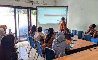Kepala Sekretariat Bawaslu Kota Yogyakarta melakukan sosialisasi aplikasi Tren Silapor kepada jajaran Sekretariat Bawaslu Kota Yogyakarta