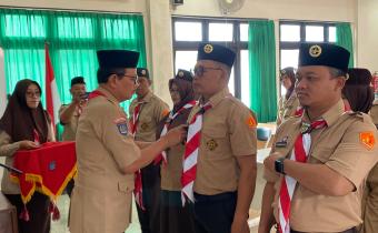 Ketua Kwarcab Gerakan Pramuka Kota Yogyakarta, Heroe Poerwadi, menyematkan tanjab kepada Ketua Bawaslu Kota Yogyakarta, Andie Kartala