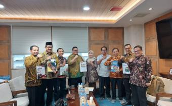 Ketua Bawaslu Kota Yogyakarta, Andie Kartala, bersama dengan Ketua Bawaslu Kabupaten/Kota se-D.I. Yogyakarta menyerahkan Laporan Pelaksanaan Penguatan Kelembagaan kepada Bawaslu RI