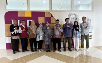 Jajaran Bawaslu Kota Yogyakarta berfoto bersama jajaran Fakultas Sastra, Budaya, dan Komunikasi Universitas Ahmad Dahlan