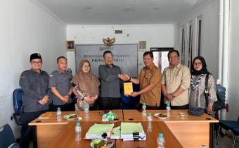 Ketua Bawaslu Kota Yogyakarta menerima Buku Pedoman Pembentukan Saka Adhyasta Pemilu dari perwakilan Kwarda DIY