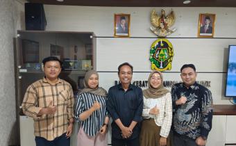 Anggota Bawaslu Kota Yogyakarta Jantan Putra Bangsa bersama jajaran juri dalam lomba esai Olimpiade Demokrasi 2025