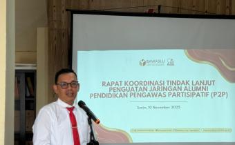 Ketua Bawaslu Kota Yogyakarta, Andie Kartala, memberikan sambutan dalam Rapat Koordinasi Tindak Lanjut Penguatan Jaringan Alumni P2P