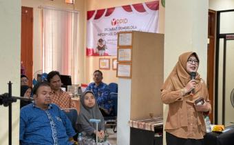 Anggota Bawaslu Kota Yogyakarta, Siti Nurhayati, memaparkan pentingnya literasi digital dalam pengawasan partisipatif dalam acara Sosialisasi Kelas Kecerdasan Artifisial bersama Mafindo