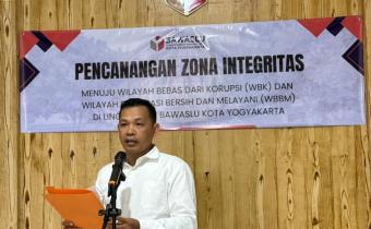 Ketua Bawaslu Kota Yogyakarta, Andie Kartala menyampaikan sambutan dalam kegiatan Pencanangan Zona Integritas di Bawaslu Kota Yogyakarta