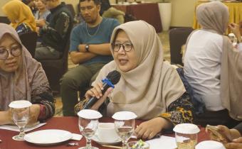 Anggota Bawaslu Kota Yogyakarta, Siti Nurhayati, memberikan rekomendasi dalam kegiatan Monev Program Ketahanan Demokrasi yang diselenggarakan Yayasan LKiS