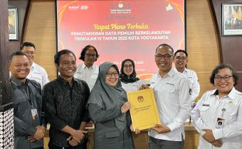 Bawaslu Kota Yogyakarta menerima salinan Berita Acara Rekapitulasi PDPB Triwulan IV Tahun 2025 dari KPU Kota Yogyakarta