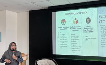 Anggota Bawaslu Kota Yogyakarta Siti Nurhayati menjadi narasumber dalam kegiatan Stadium General bertemakan "Peran Sivitas Akademika dalam Pengawasan Partisipatif untuk Mewujudkan Pemilu yang Bermartabat” di UAD