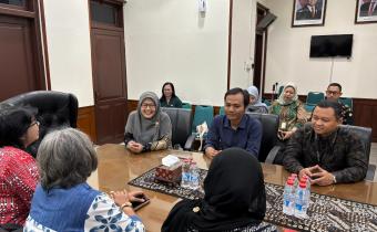 Anggota, Kepala Sekretariat, dan staf Sekretariat Bawaslu Kota Yogyakarta berdiskusi dengan perwakilan OPD Kota Yogyakarta yang telah meraih peringkat WBK
