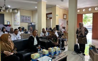 Tim ZI Kemenag Kota Yogyakarta menyampaikan paparan pada kegiatan Pembelajaran dari Kementerian Agama Kota Yogyakarta dalam Penguatan Implementasi Zona Integritas di Kantor Bawaslu Kota Yogyakarta