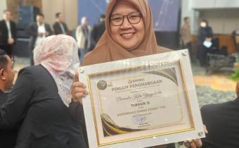 Anggota Bawaslu Kota Yogyakarta menunjukkan piagam penghargaan Terbaik II Kategori Kehumasan Ramah Disabilitas yang diberikan pada acara Anugerah Kehumasan Bawaslu Tahun 2025