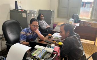 Anggota Bawaslu Kota Yogyakarta Jantan Putra Bangsa melakukan pengawasan pemutakhiran data parpol berkelanjutan di KPU Kota Yogyakarta