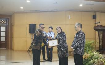 Ketua Bawaslu Kota Yogyakarta menerima penghargaan dari Ketua KID DIY