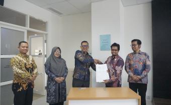 Ketua Bawaslu Kota Yogyakarta dan Dekan FSBK UAD menandatangani perjanjian kerja sama